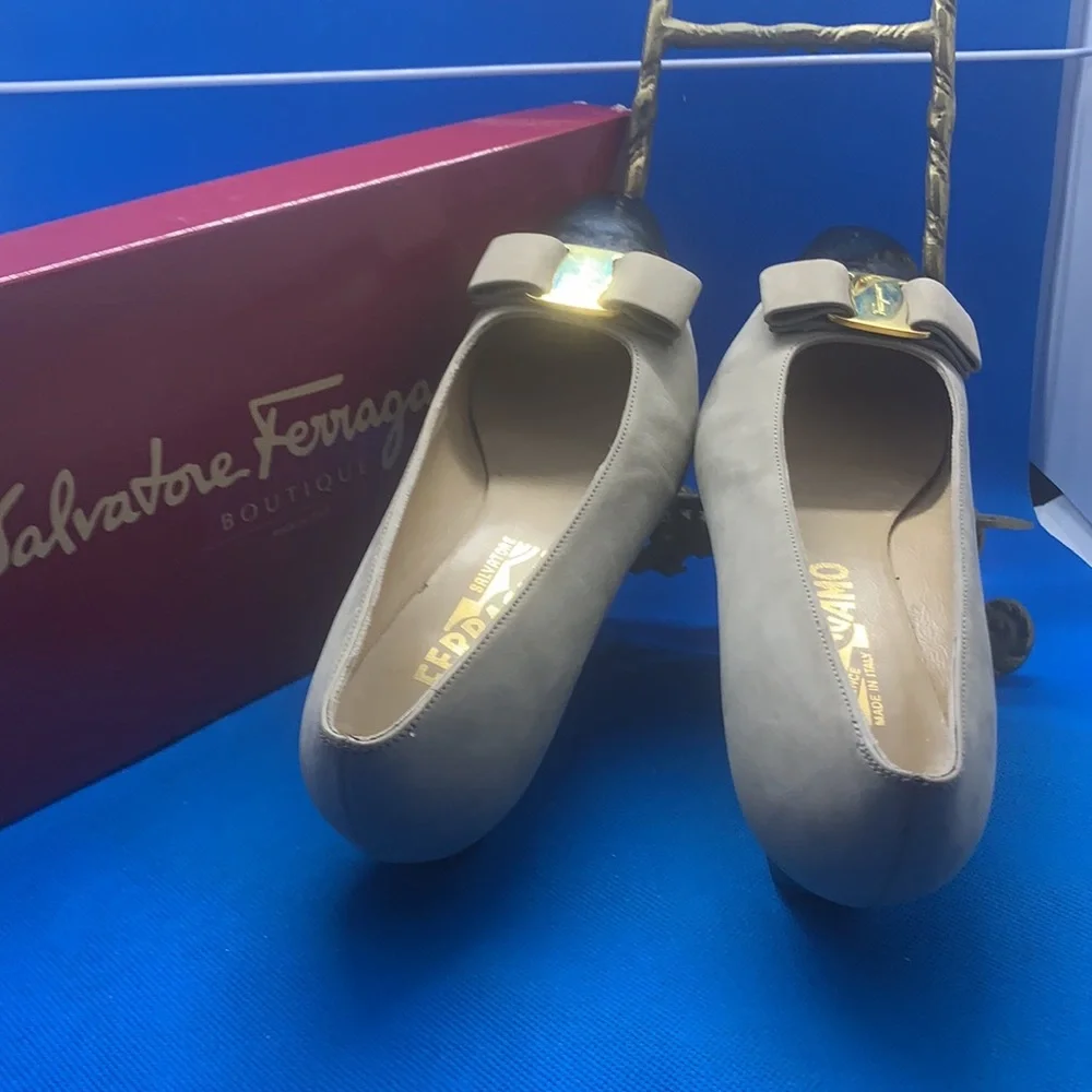 Salvatore‎ Ferragamo bow Pumps 5.5 B Beige suede black patent leather toe